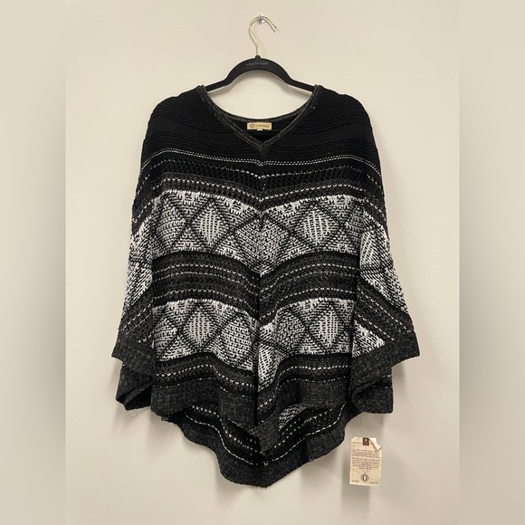 Democracy Tops - Democracy Women’s Poncho V-Neck Boho Print Pullover Sweater. Size -  Small